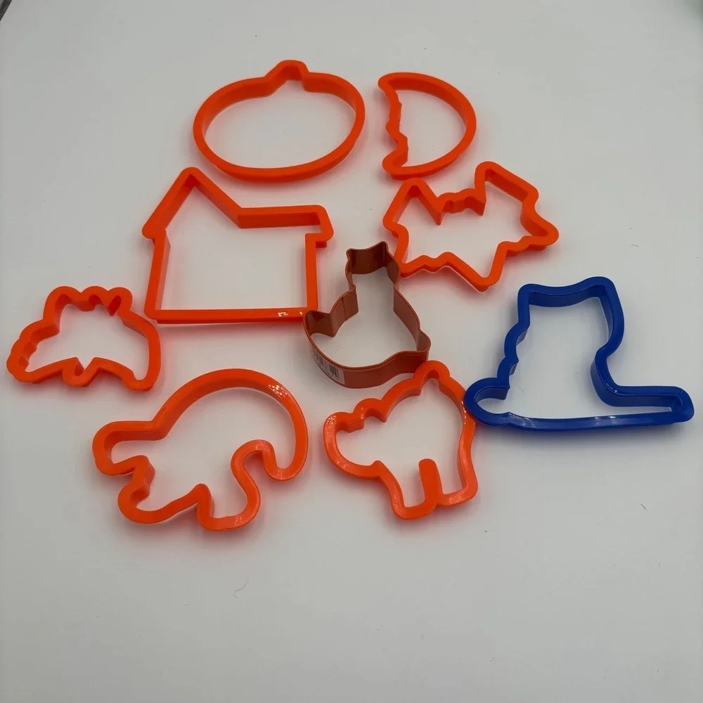 Unbranded Cookie Cutter Lot of 21 Multicolor Christmas and Halloween Shapes
